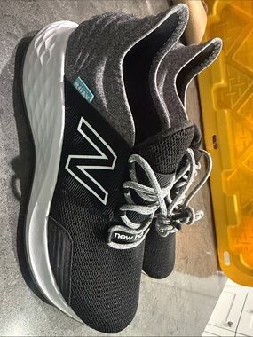WOMEN'S NEW BALANCE ROAV V1 SNEAKERS NWOT